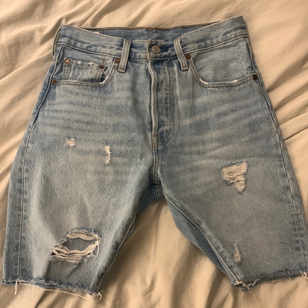 Levi’s 501 mid thigh distressed shorts | Light wash | Button fly | Size 26